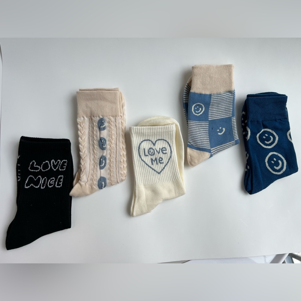 NWT！Women’s classic emoji socks 5 pairs set